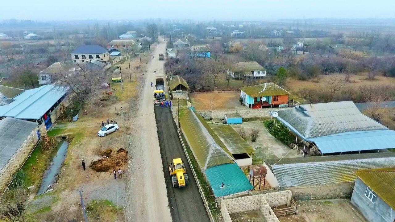 В Азербайджане реконструируются 10 дорог