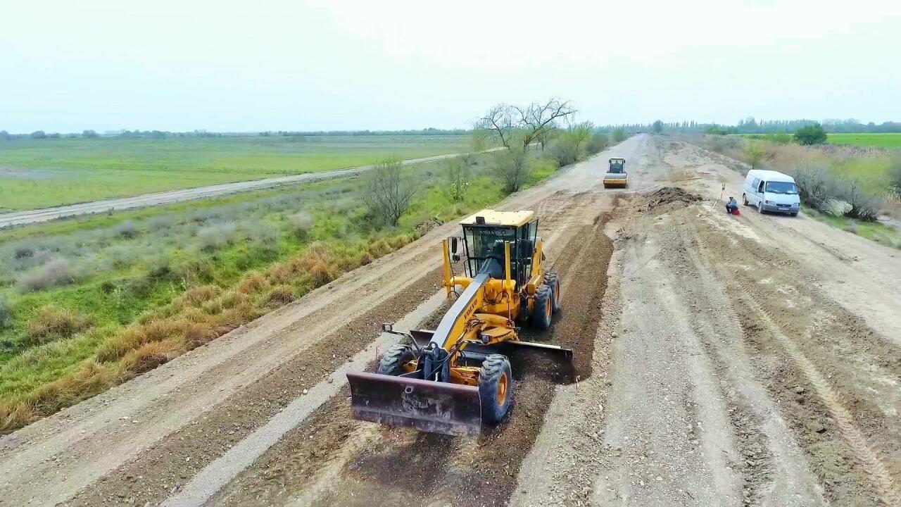 В Азербайджане реконструируются 10 дорог