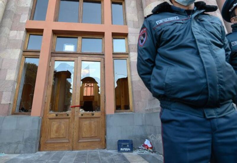 Противники Пашиняна провели акцию протеста у здания правительства