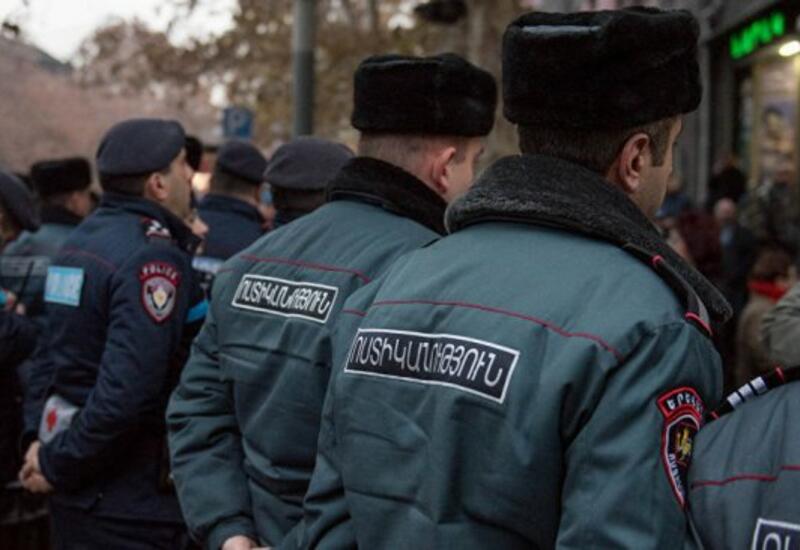 Полиция задерживает приковавшихся к дверям кабмина Армении оппозиционеров