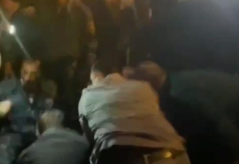 Протестующие в Ереване избили полицейского на акции протеста