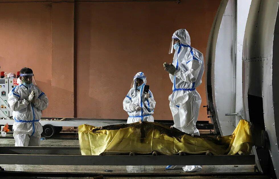 В крематориях Индии едва успевают сжигать тела умерших от COVID-19