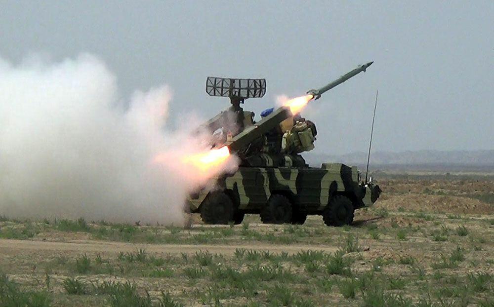 Зенитно-ракетные подразделения проводят тактические учения с боевой стрельбой