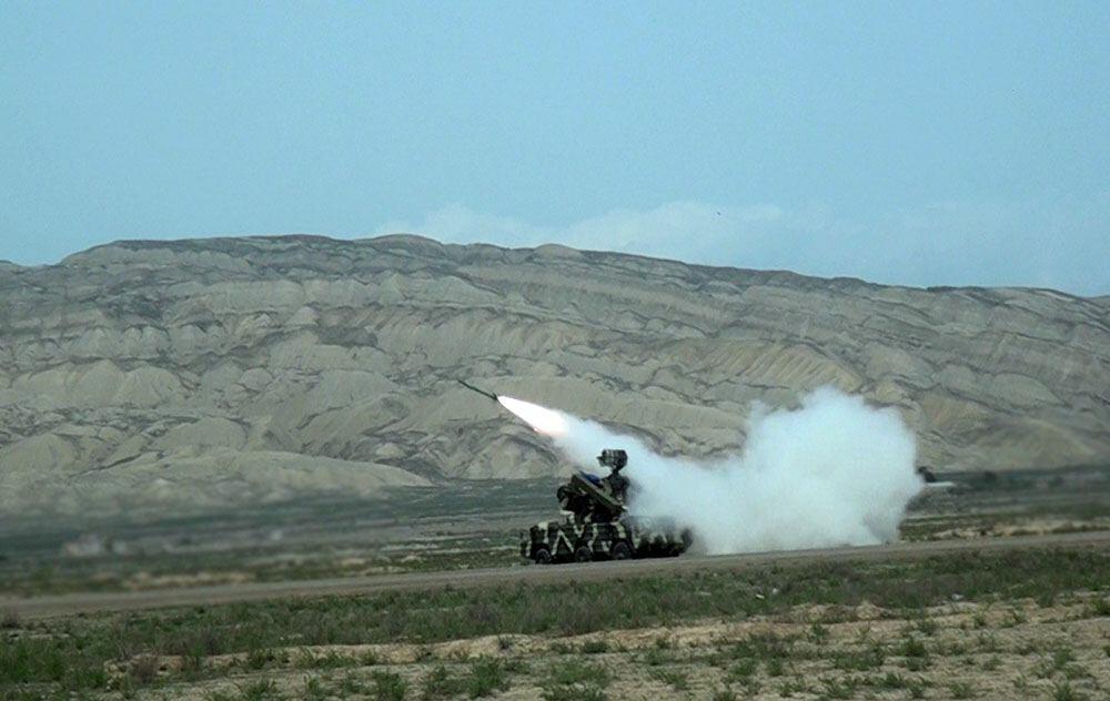 Зенитно-ракетные подразделения проводят тактические учения с боевой стрельбой