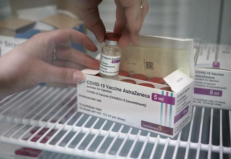 Регулятор ЕС рекомендовал продолжать использовать вакцину AstraZeneca для обеих прививок