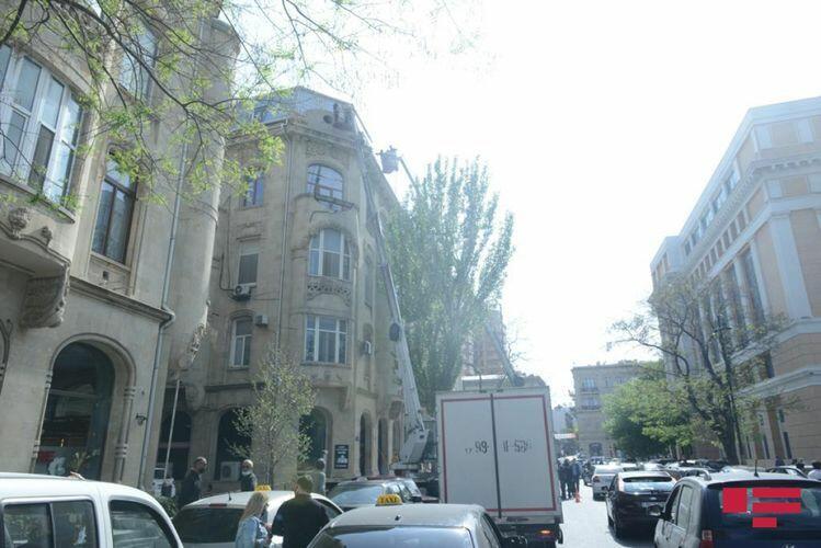 В Баку сносят чердак, незаконно построенный на крыше исторического здания