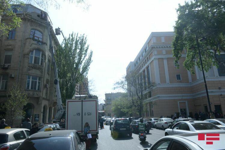 В Баку сносят чердак, незаконно построенный на крыше исторического здания