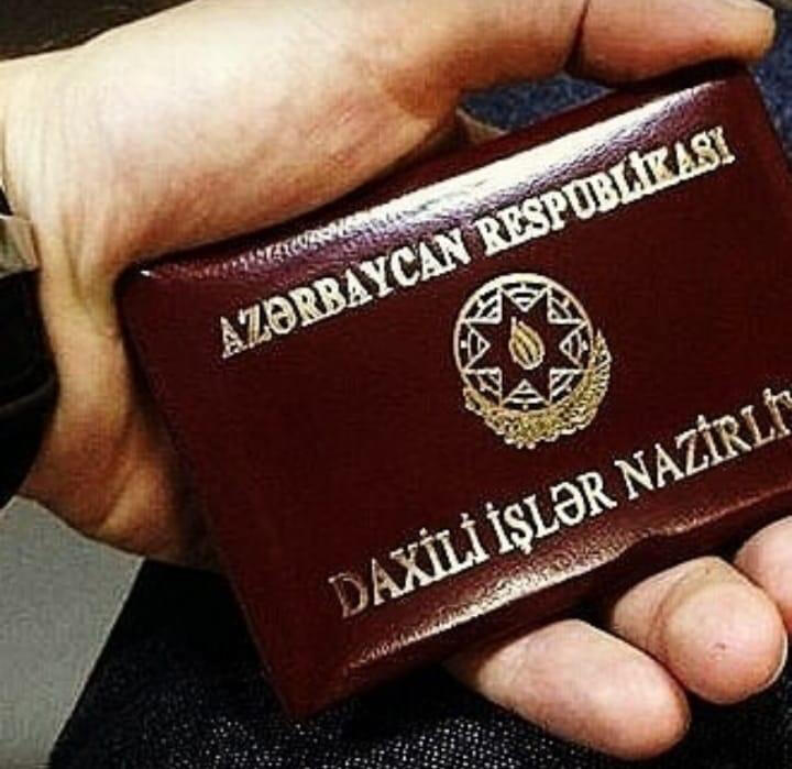 В Баку мужчина шантажировал женщин, представляясь полицейским
