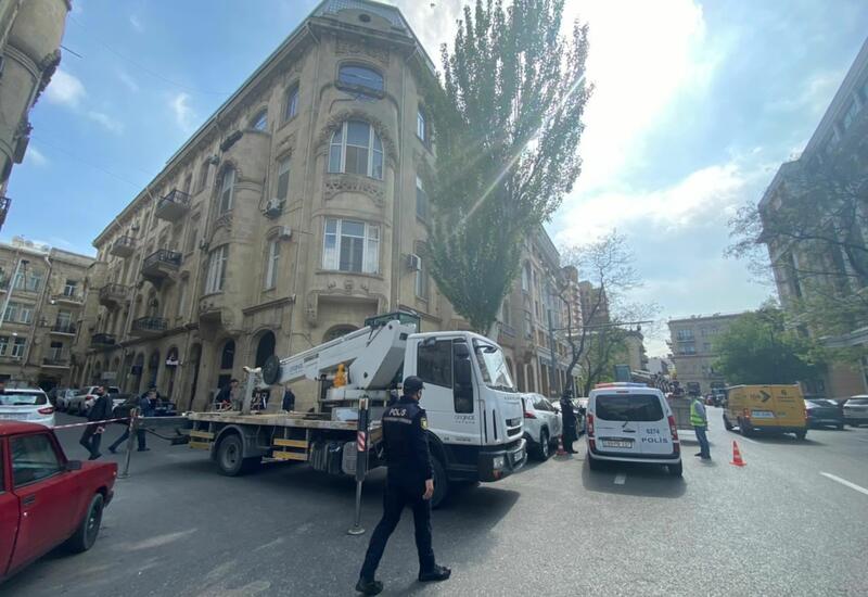 В Баку демонтируется незаконная надстройка над историческим зданием