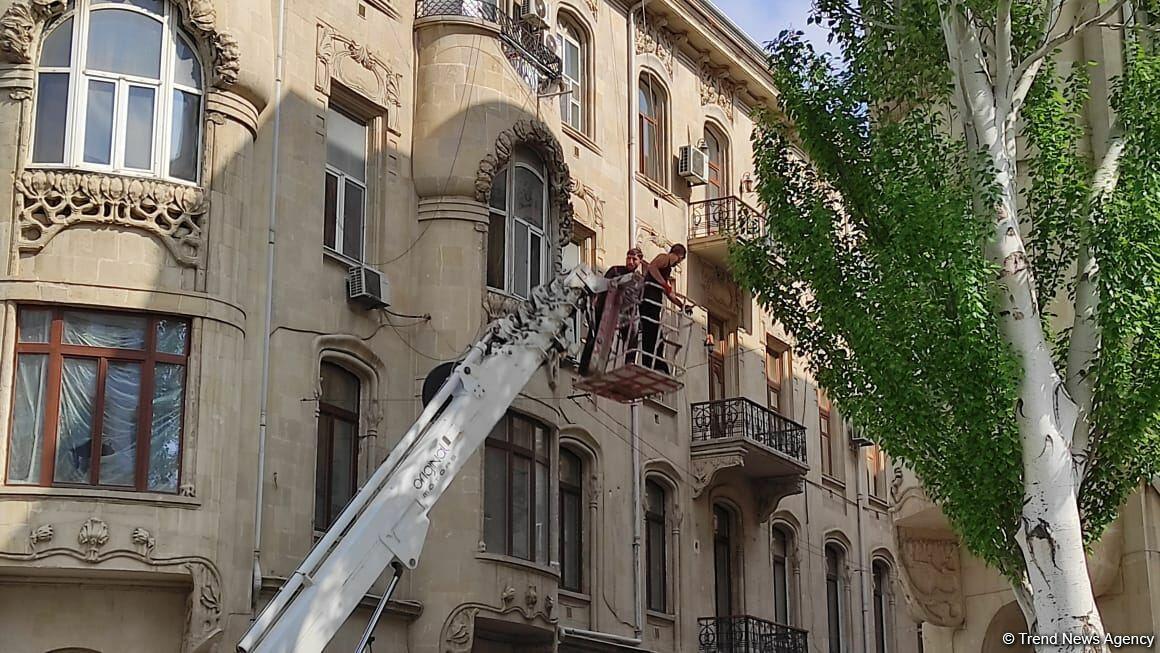 В Баку демонтируется незаконная надстройка над историческим зданием
