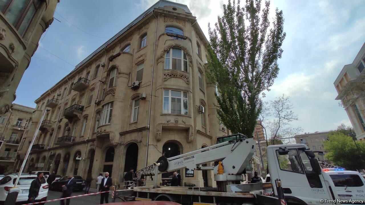 В Баку демонтируется незаконная надстройка над историческим зданием