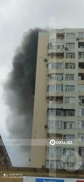 В Баку горит многоэтажное здание