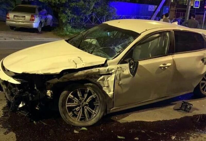 BMW протаранил автомобиль и влетел в стену кафе