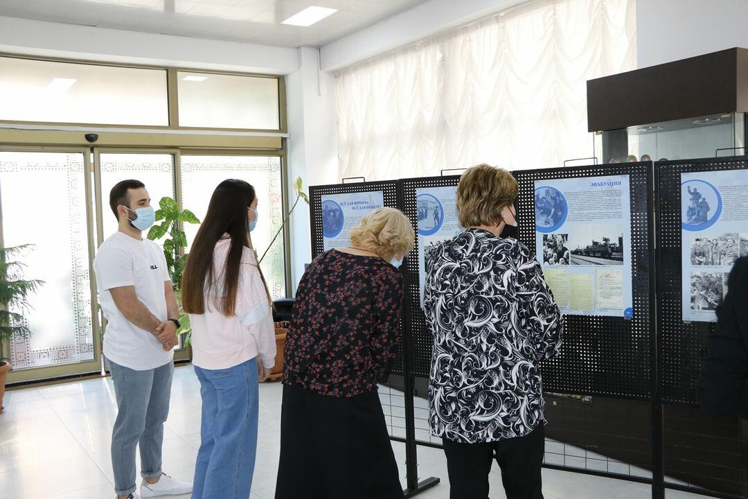 В Баку открылась выставка фотокопий военных экспонатов из музеев России