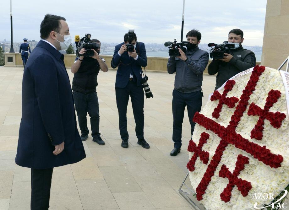 Премьер Грузии посетил Аллею шехидов в Баку