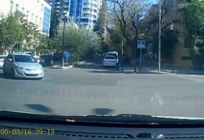 В Баку мать с двумя детьми чудом спаслись от смертельной аварии