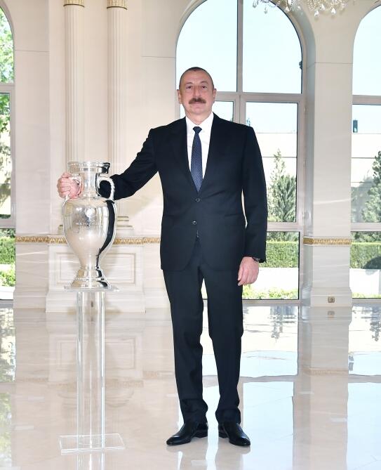 Президенту Ильхаму Алиеву передан кубок ЕВРО-2020