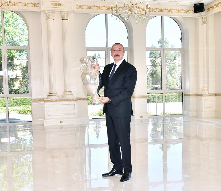 Президенту Ильхаму Алиеву передан кубок ЕВРО-2020