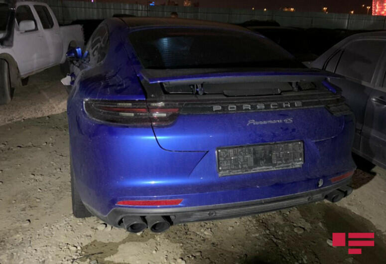 В Баку столкнулись Porsche и KIA - есть пострадавший
