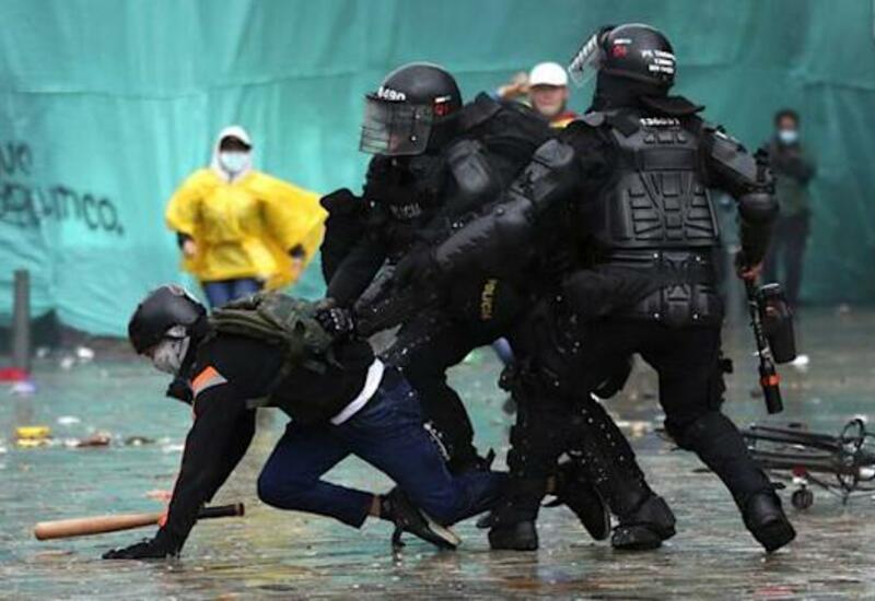 В Колумбии участники протестов попытались прорваться в здание Конгресса
