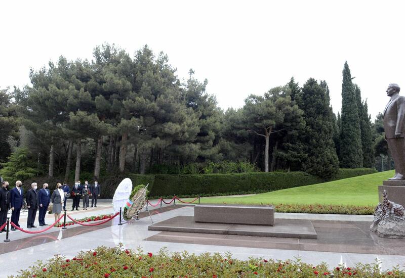 YAP nümayəndələri Ümummilli Lider Heydər Əliyevin məzarını ziyarət ediblər