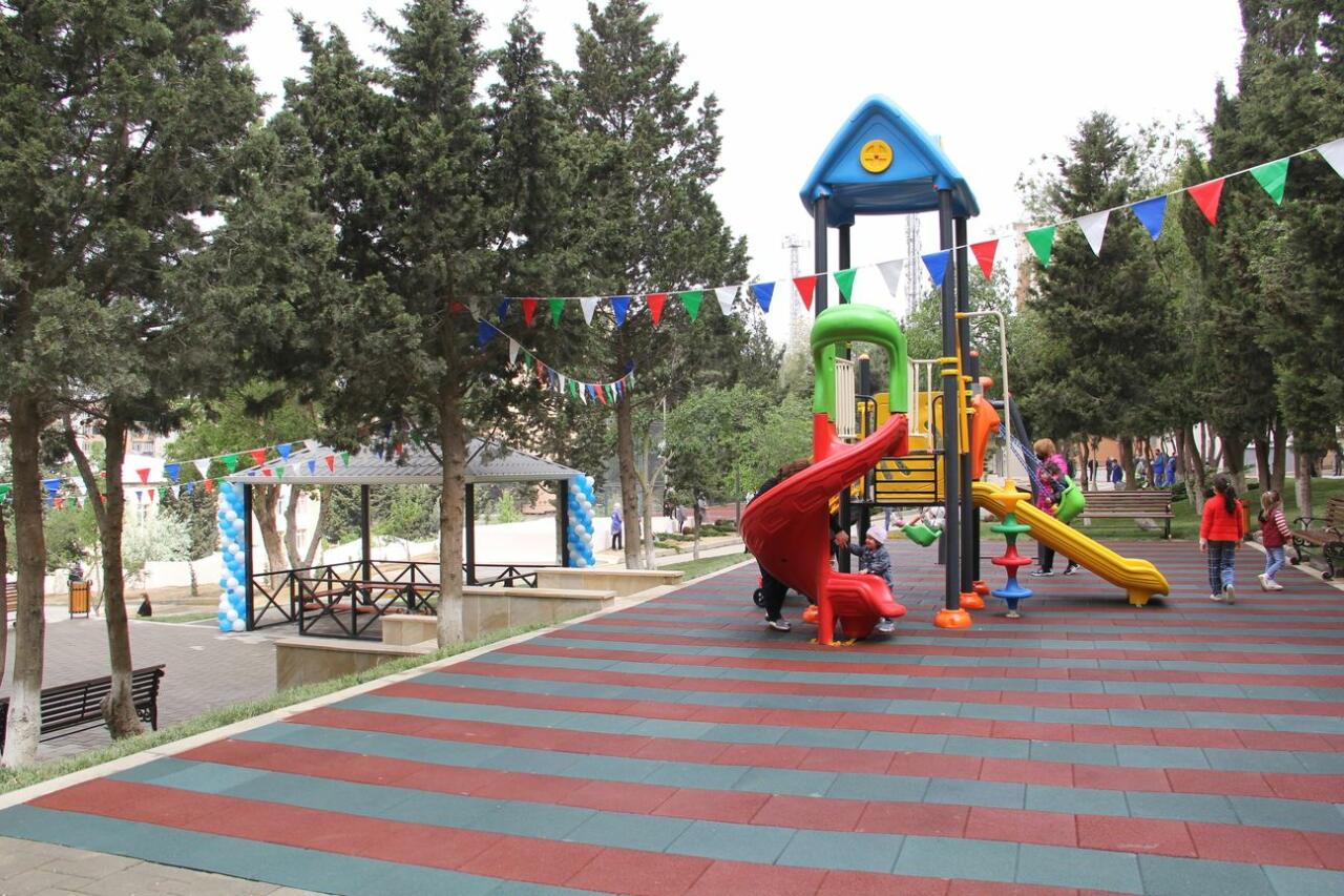 В Баку продолжается благоустройство дворов, нуждающихся в ремонте