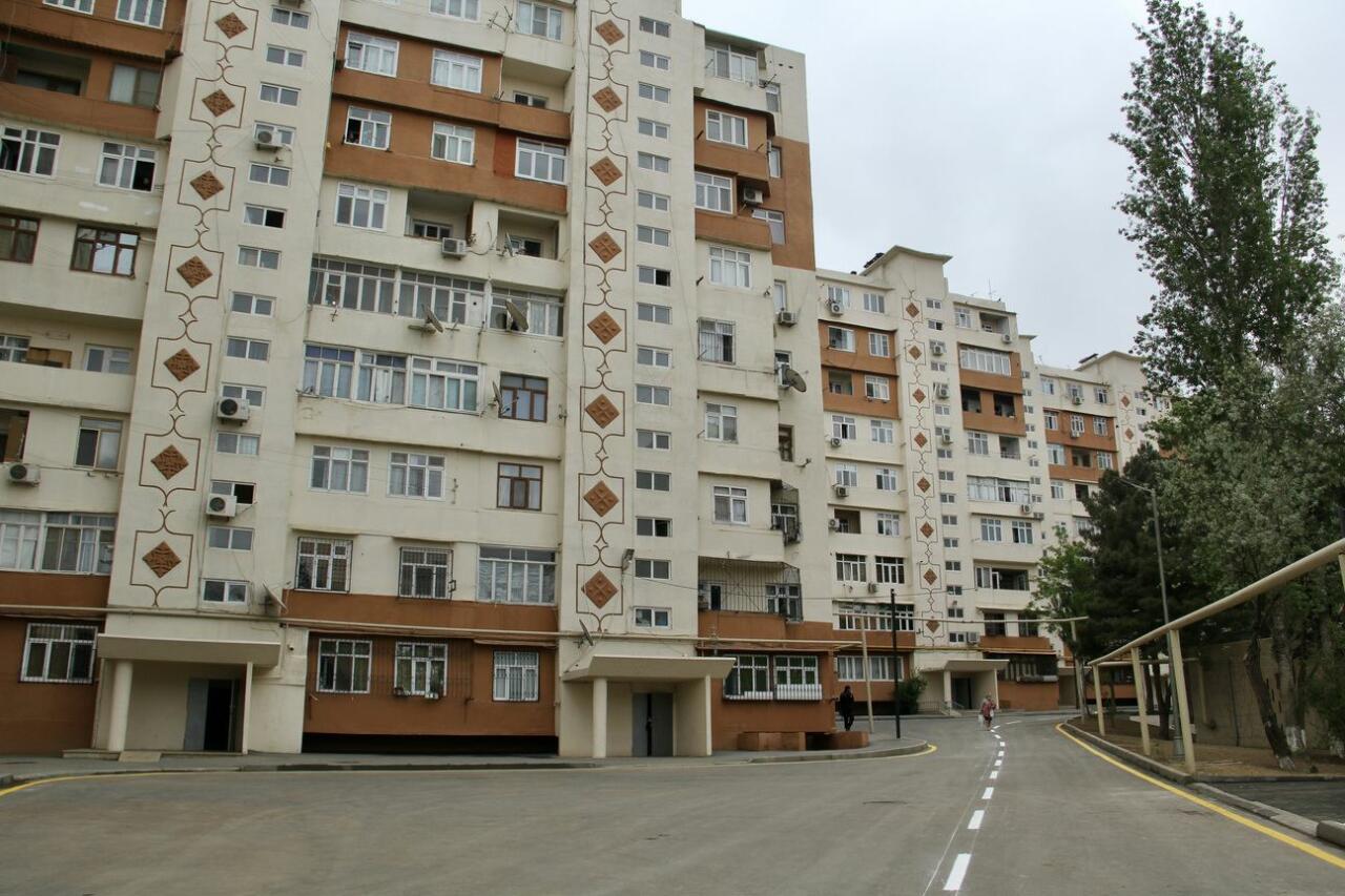В Баку продолжается благоустройство дворов, нуждающихся в ремонте