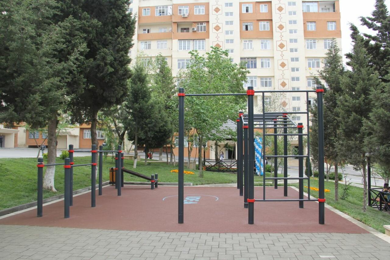 В Баку продолжается благоустройство дворов, нуждающихся в ремонте