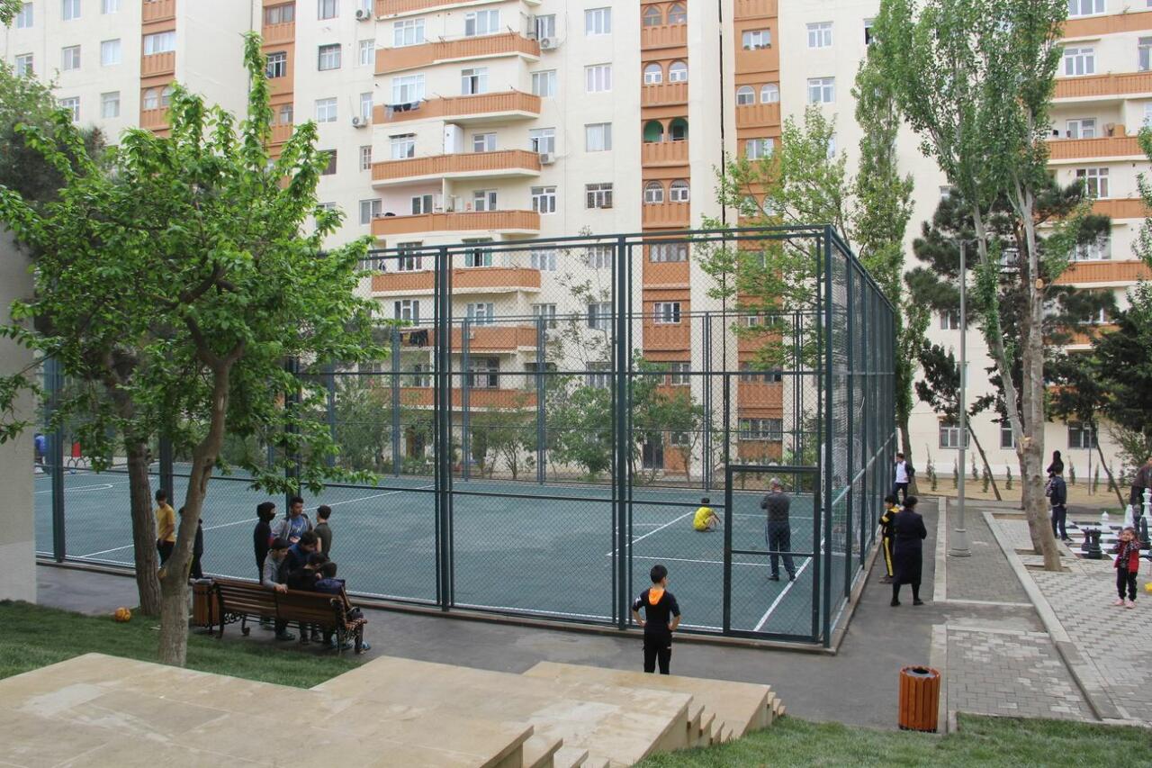 В Баку продолжается благоустройство дворов, нуждающихся в ремонте