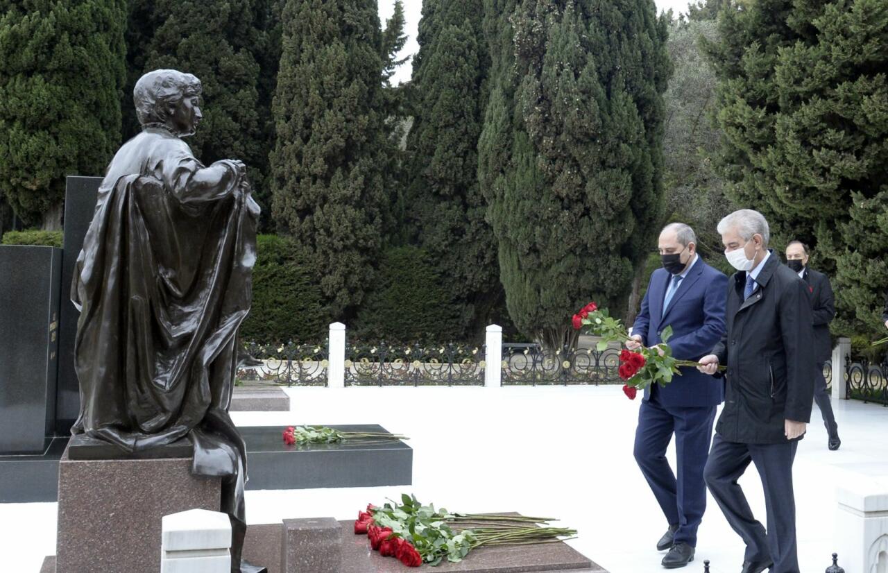 YAP nümayəndələri Ümummilli Lider Heydər Əliyevin məzarını ziyarət ediblər