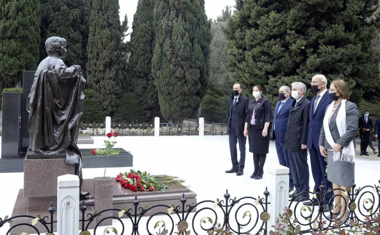 YAP nümayəndələri Ümummilli Lider Heydər Əliyevin məzarını ziyarət ediblər
