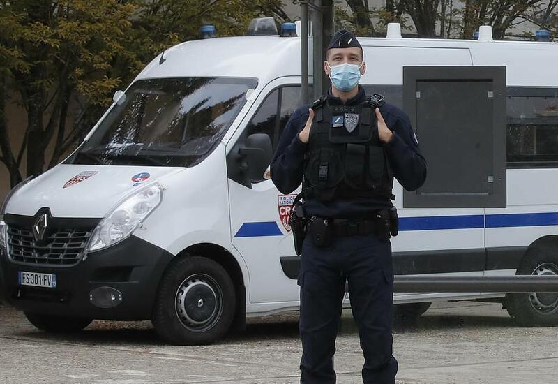 Во Франции вооруженная женщина напала на полицейских