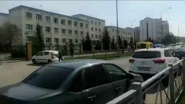 В школе Казани неизвестные открыли стрельбу