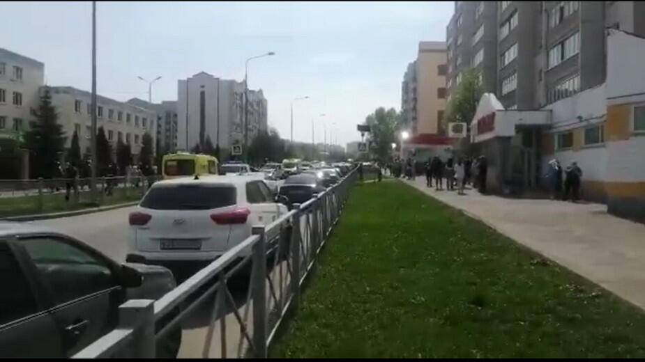 В школе Казани неизвестные открыли стрельбу