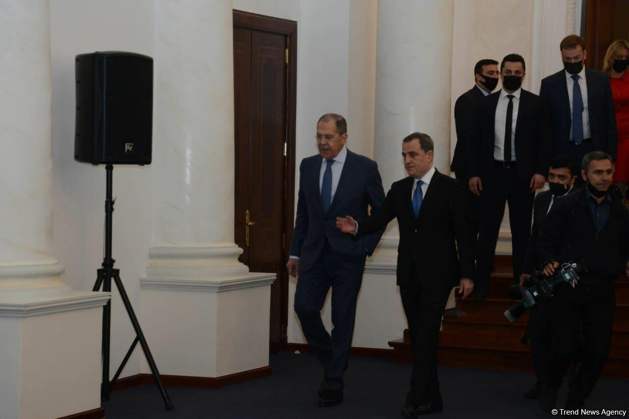 В Баку прошла пресс-конференция глав МИД России и Азербайджана