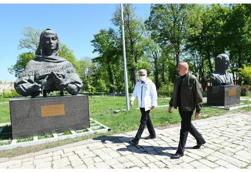 Президент Ильхам Алиев осмотрел территорию перед дворцом ханской дочери Натаван в Шуше