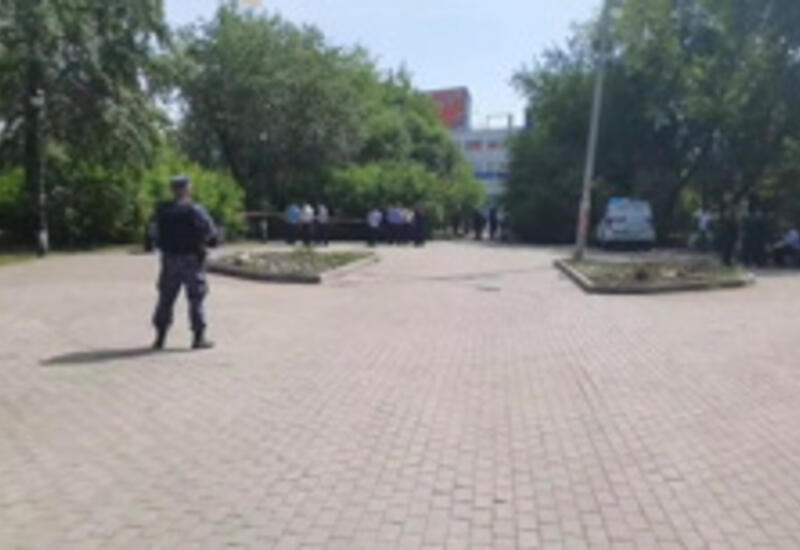 В России мужчина напал на прохожих