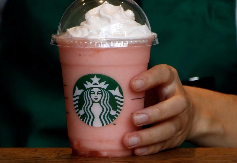 Вакцинированные покупатели могут посещать Starbucks без масок