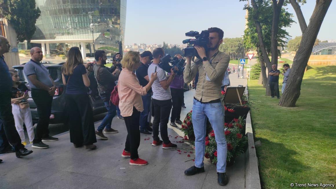 В Баку чтят память журналистов, погибших в результате подрыва на мине в Кельбаджаре