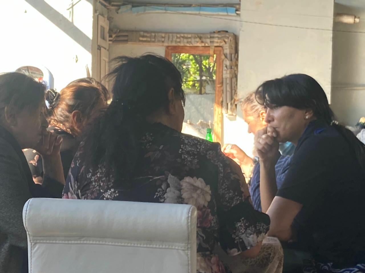 Омбудсмен посетила семьи погибших cотрудников СМИ из-за взрыва мины в Кельбаджаре