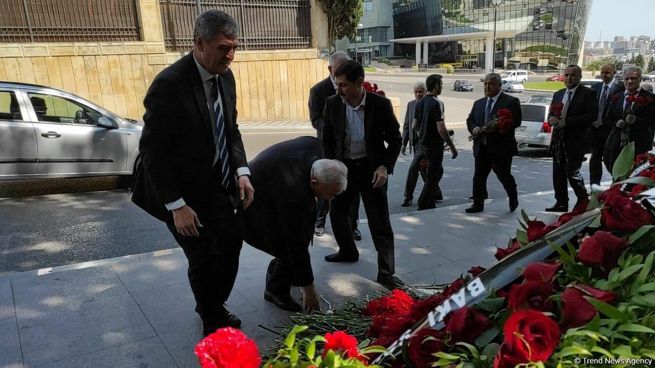 Общественность чтит память журналистов, погибших в результате подрыва на мине в Кельбаджаре