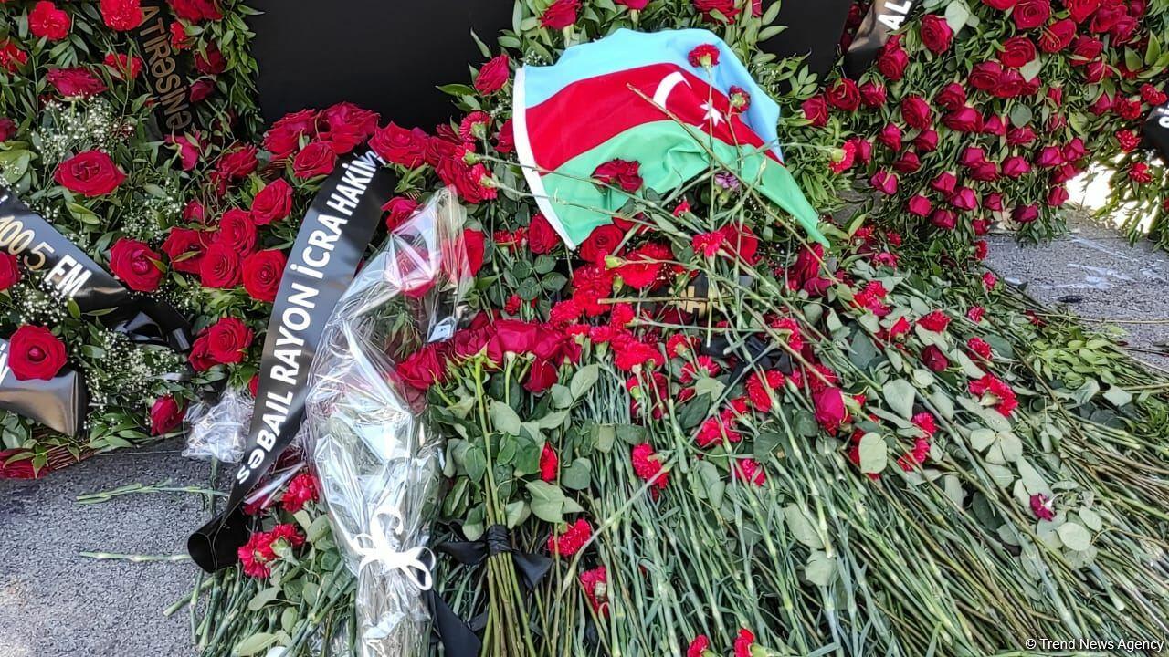 Общественность чтит память журналистов, погибших в результате подрыва на мине в Кельбаджаре