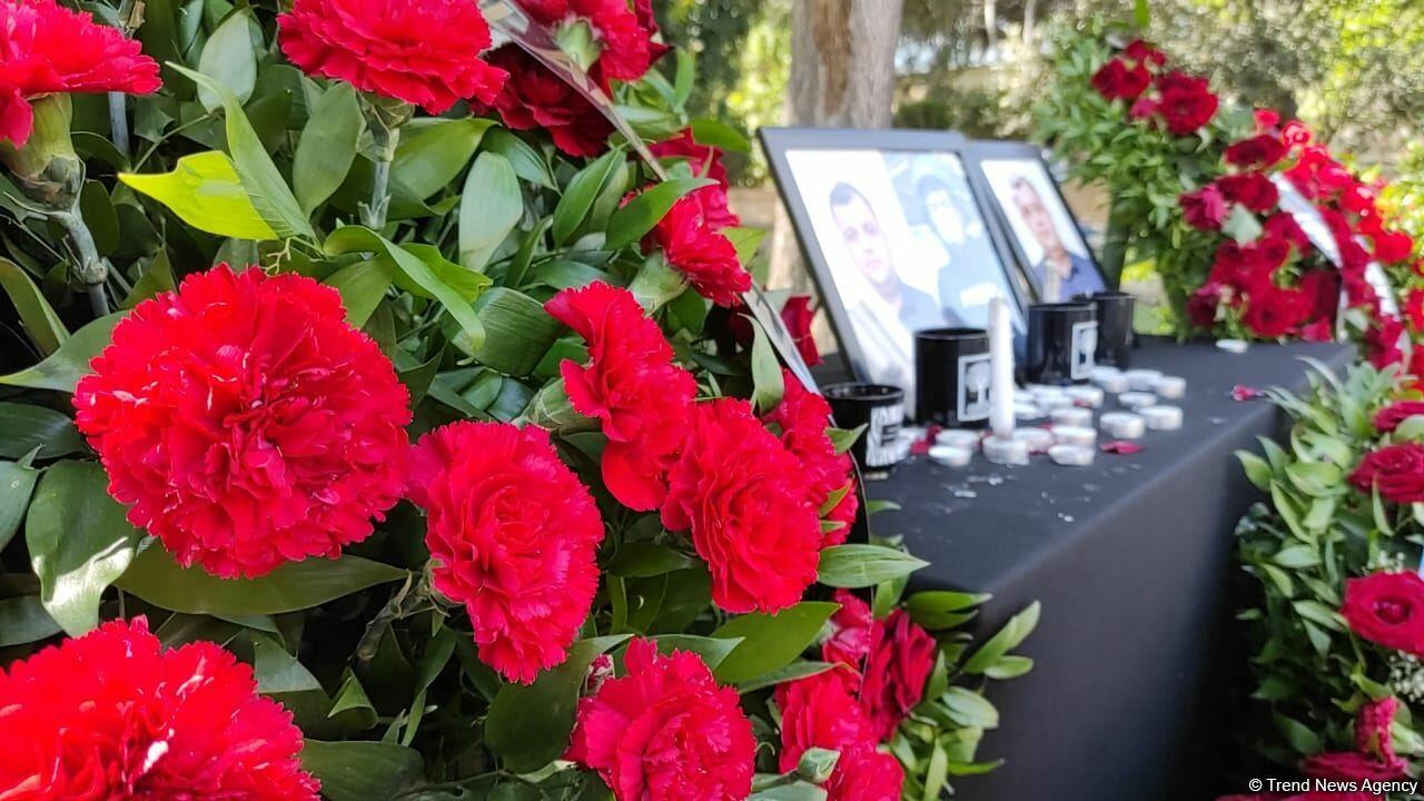 Общественность чтит память журналистов, погибших в результате подрыва на мине в Кельбаджаре