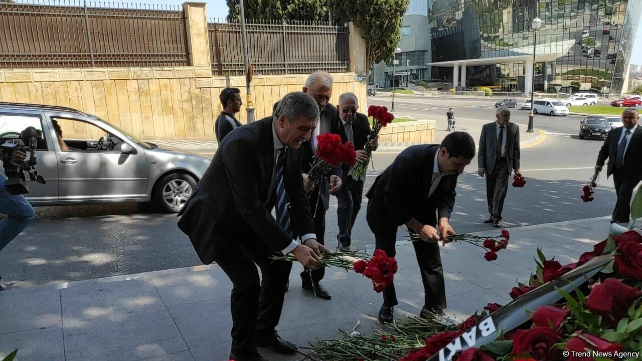 Общественность чтит память журналистов, погибших в результате подрыва на мине в Кельбаджаре