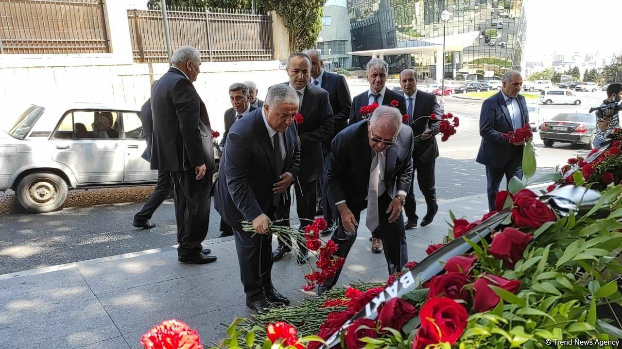 Общественность чтит память журналистов, погибших в результате подрыва на мине в Кельбаджаре