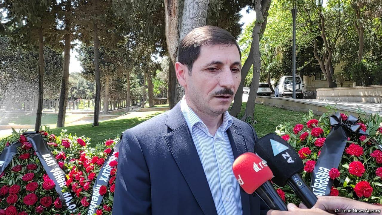 Общественность чтит память журналистов, погибших в результате подрыва на мине в Кельбаджаре