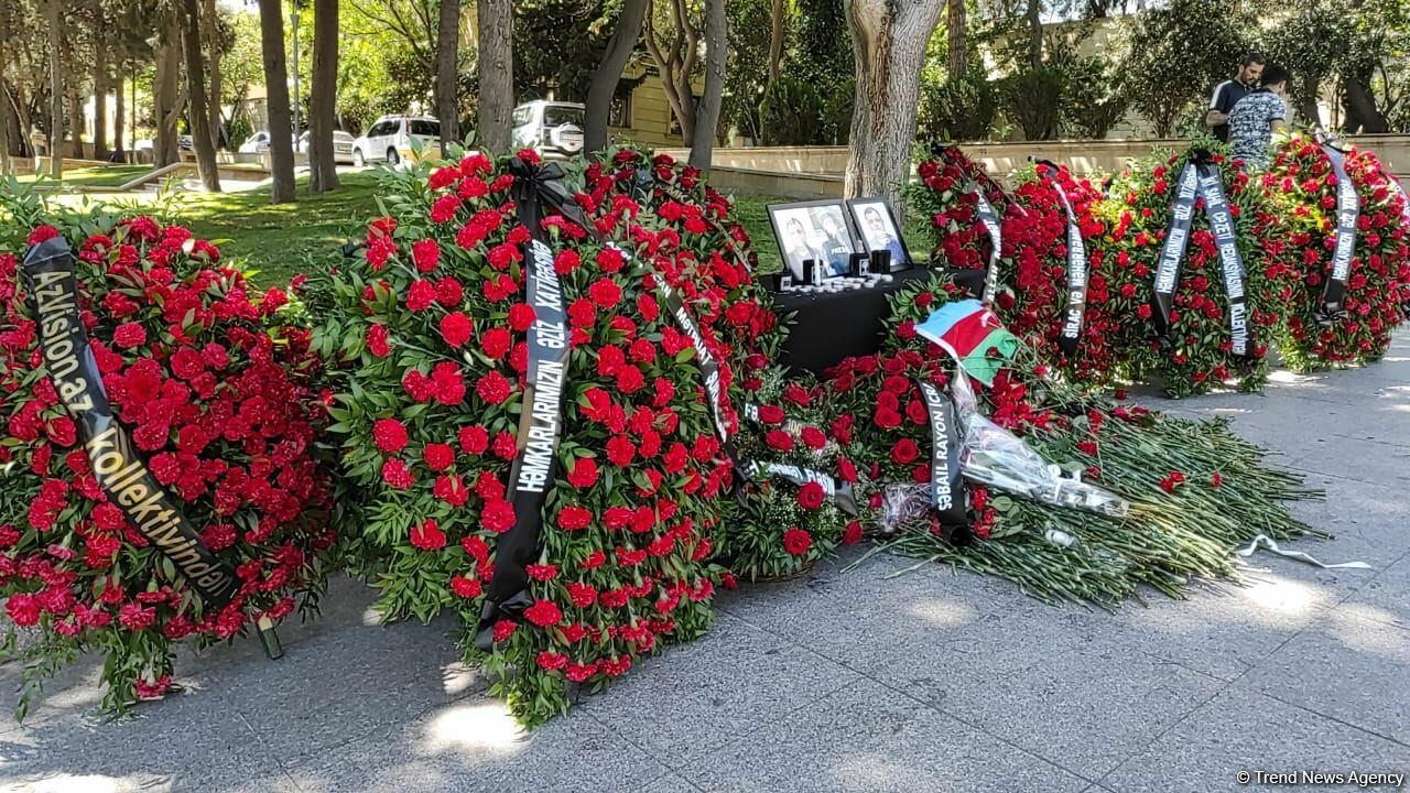 Общественность чтит память журналистов, погибших в результате подрыва на мине в Кельбаджаре