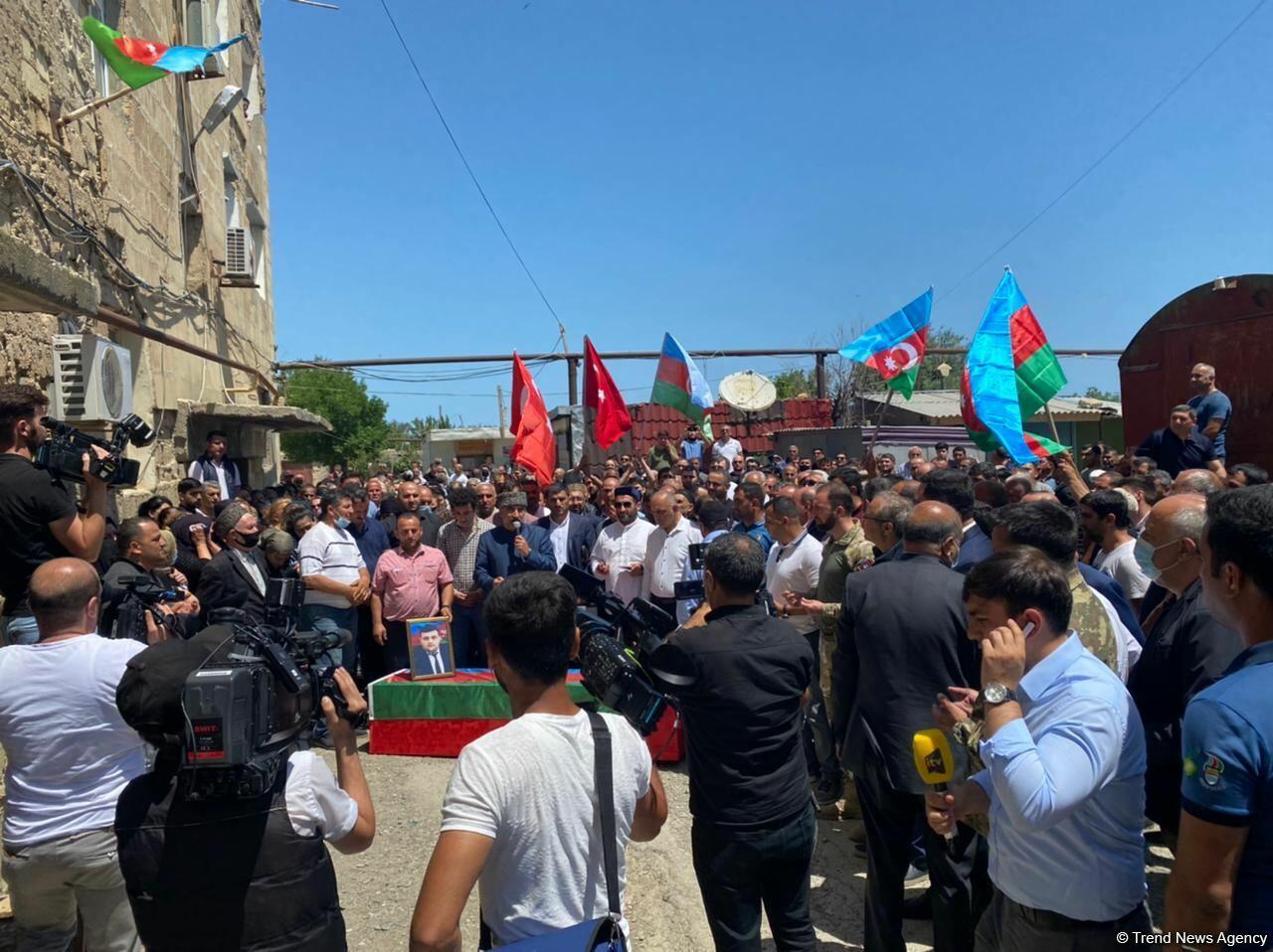 В Сумгайыте проводили в последний путь оператора AzTV Сираджа Абышова