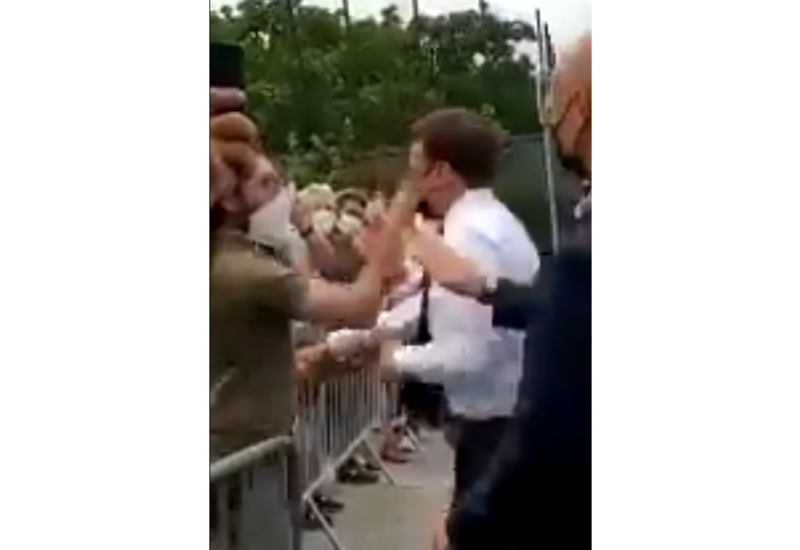 Макрона ударили по лицу во время общения с гражданами