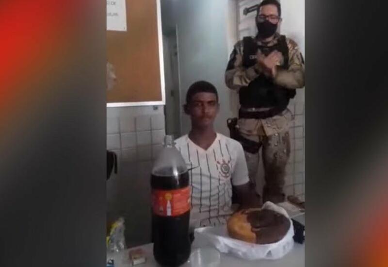 В Бразилии полицейские с тортом поздравили юношу с 18-летием и арестовали